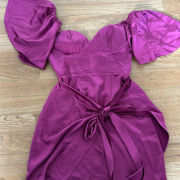 Selfie Leslie APHRODITE MOLDED BUST ANGEL SLEEVE WRAP DRESS FUSCIA - Picture 2 of 6